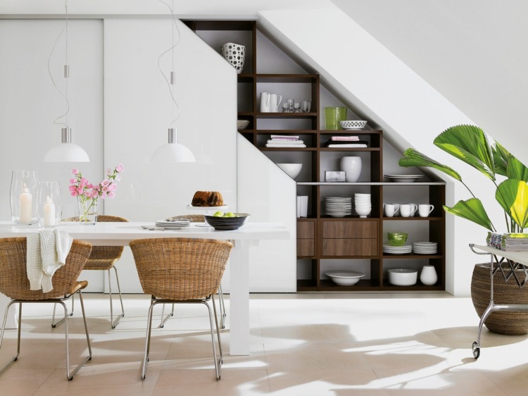 vstavaná skriňa šikmá myšlienka kuchyňa posuvné dvere jedálenský stôl koše stoličky