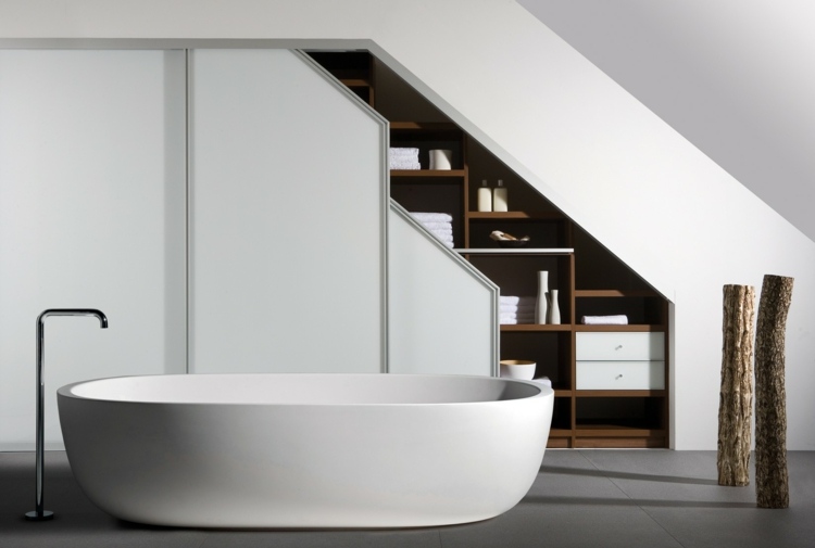 vstavaná skriňa šikmá kúpeľňa poličky nápady dvere z tmavého dreva biela vaňa