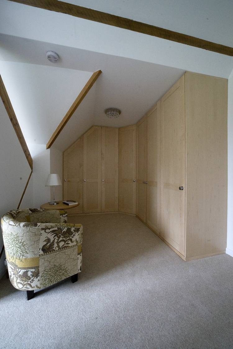 vstavaná skriňa šikmá rohová skriňa nápad kreslo podkrovné zariadenie