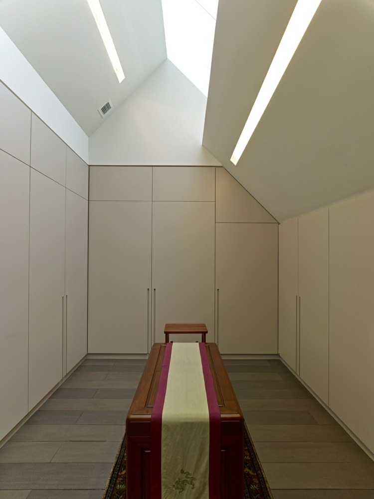 vstavaná skriňa šikmý strop šatník priestranný parket sivý