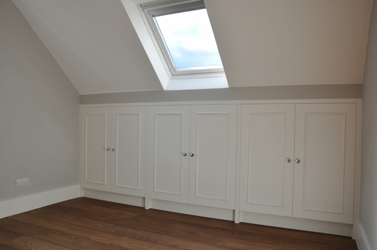 vstavaná skriňa so šikmou strechou biele tmavé parketové svetlíky