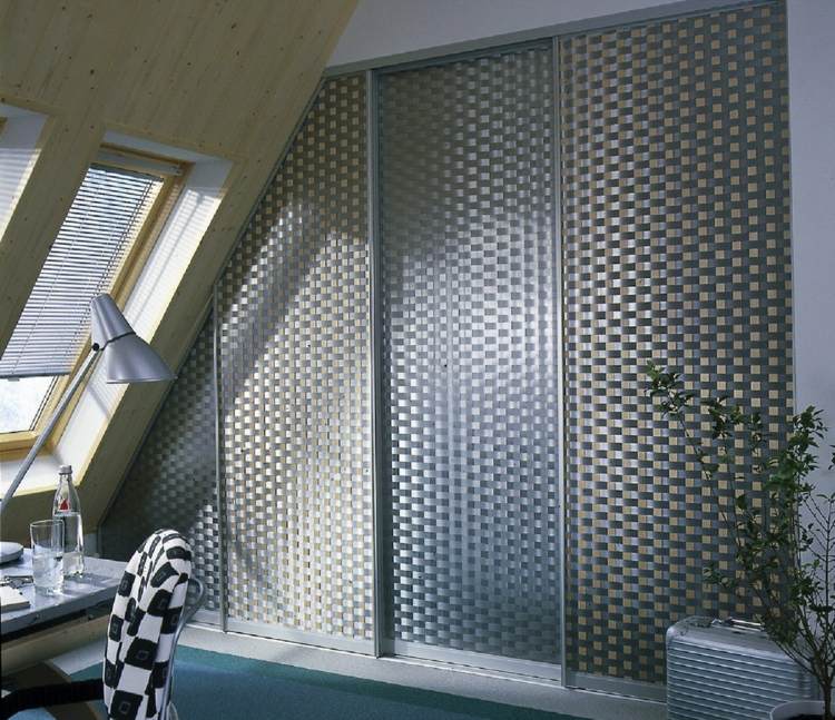 Vstavaná skriňa so šikmými stropmi, kovové posuvné dvere, drevené obloženie stien