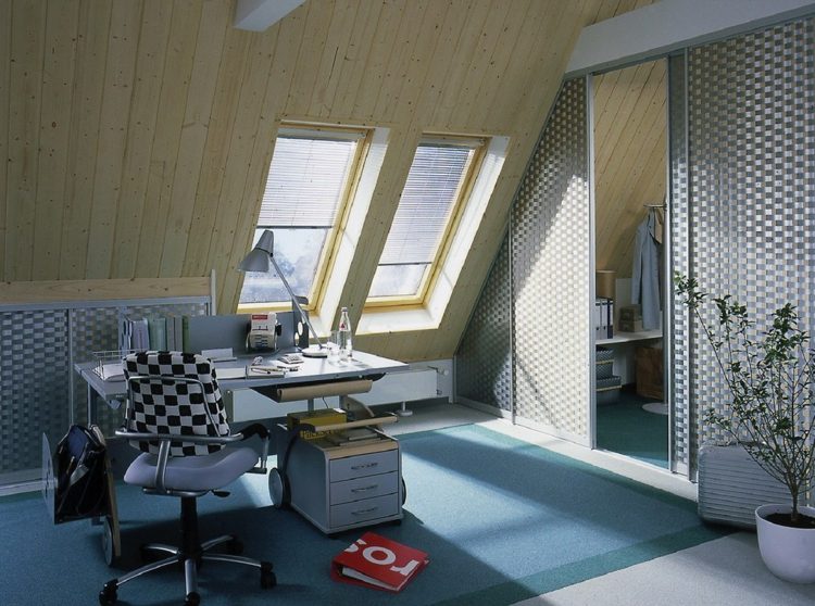 vstavaná skriňa so šikmou strechou kancelársky nábytok nápad na striebornú skriňu