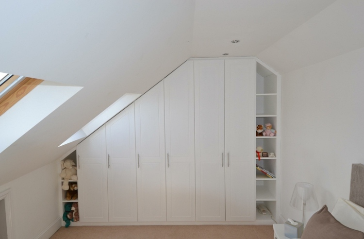 vstavaná skriňa šikmý strop spálňa šatníková skriňa plyšové zvieratká detská izba