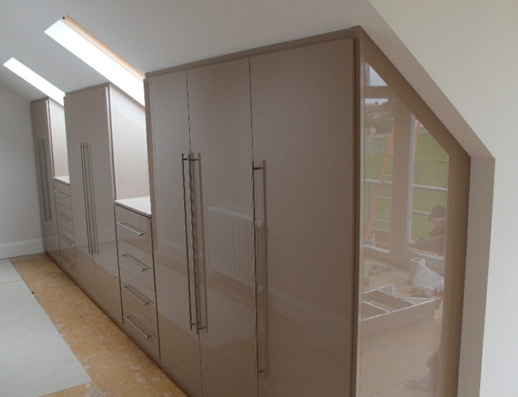 vstavaná skriňa šikmý strop zásuvky lesklé béžovej farby kovové úchytky