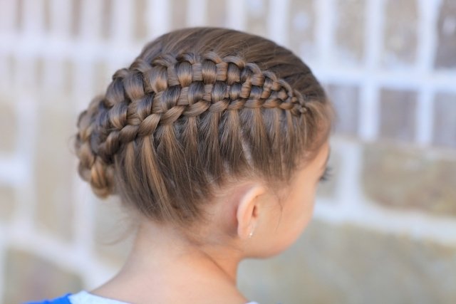 Updo účes s vrkočom prebiehajúcim šikmo na hlave - návod na zapletanie na obrázkoch dievčatá-moderné-updos-s-vrkočmi-dlhé-vlasy-nápady