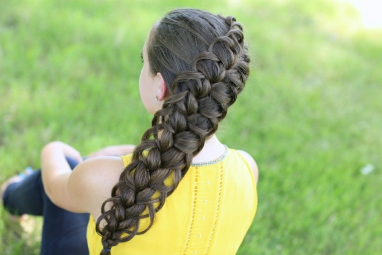 Tento vrkoč je podobný verzii na zips updo s vrkočom romantický nápad dámy svadobné bruneta