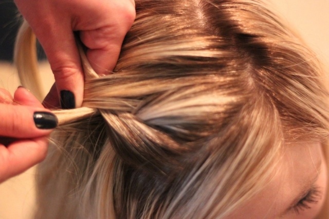 Bočný cop z čela - začnite jednoduchým tvarom vlasy-vo-vode-pád-účes-vrkoč-2