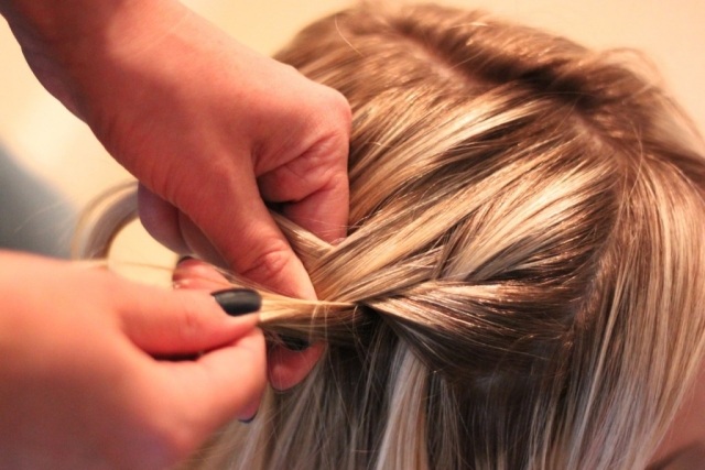 Mali by ste trochu potiahnuť vodopád-návod-blond-vlasy-vrkoč-strana