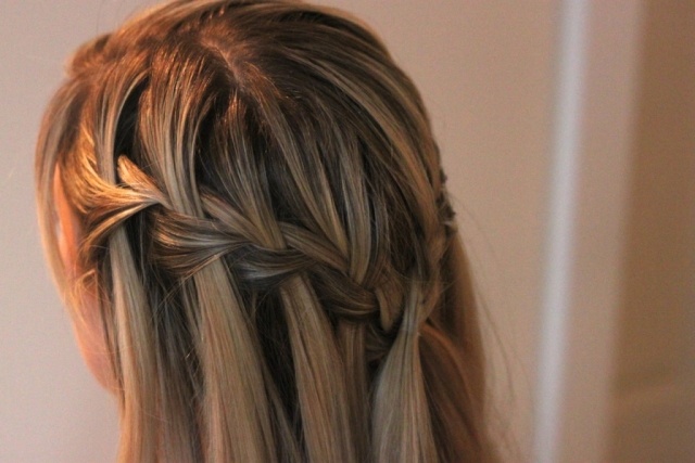 Pohľad zozadu - na navrhnutie potrebujete zrkadlo návod na výrobu vrkoča s vodopádom-4-stranový