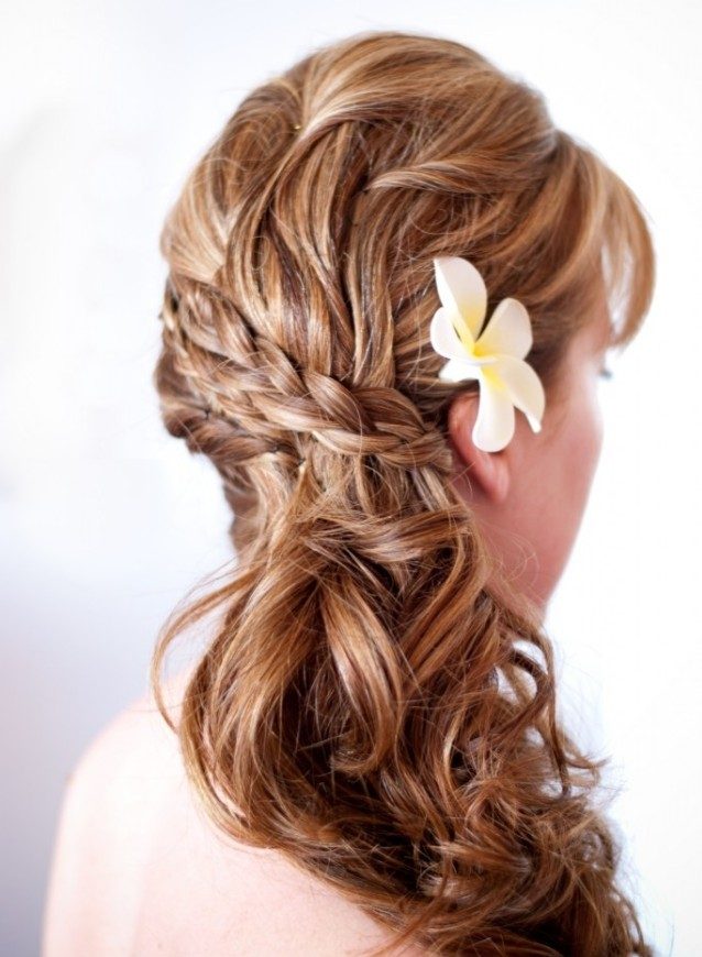 Kombinácia niekoľkých bočných vrkočov s kvetom svadobný účes-vrkoč-s-kvetmi-romantický