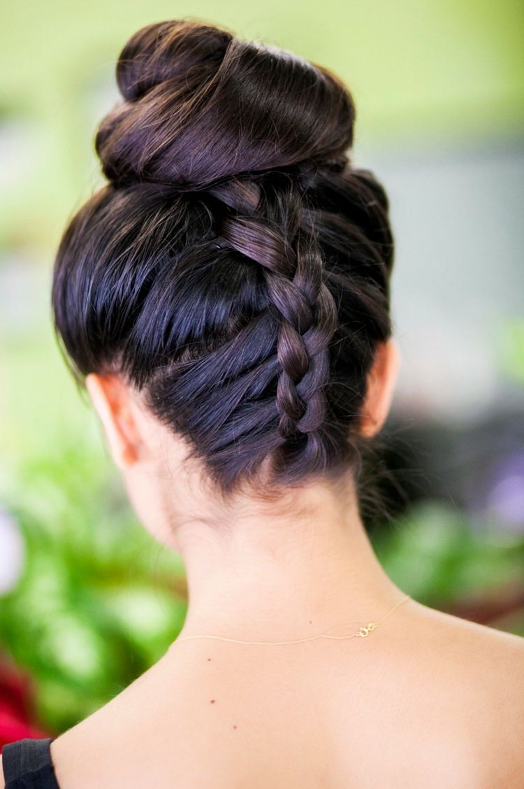 Updo s vrkočom na zátylku je veľmi obľúbené updo s drdolom elegantný vrkoč francúzsky krk nápad