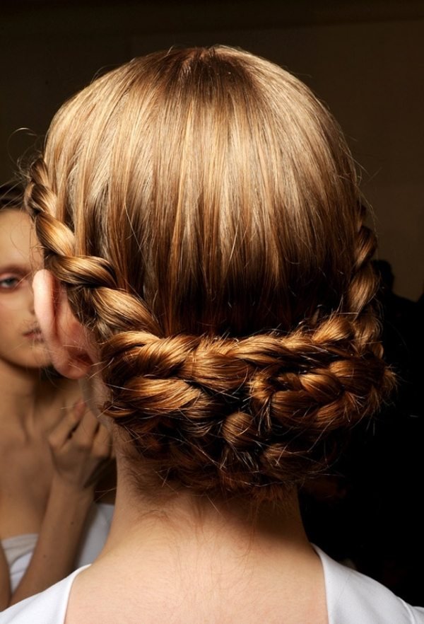 Účes s copom na slávnostné príležitosti-vrkoč s nízkym drdolom šik-účes-nízky-chignon-zapletaný-dlhý-účes