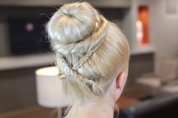Elegantné updo s drdolom upevneným bobby špendlíkmi updo-bun-pigtails-fixed-with-bobby pins