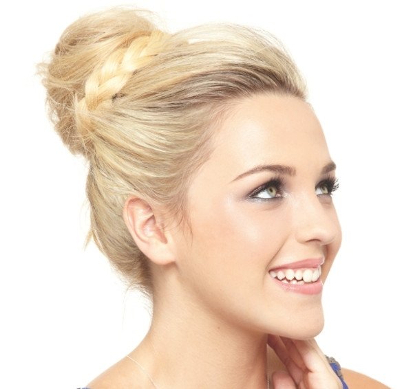 Updo s buchtovým chvostom zabaleným v pigtaile updo-bun-wrapping-with-cop-hairstyling-chic