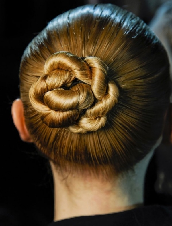 Vlasový uzol chignon s krúteným chvostom a-skvelý-účes-vlasy-uzol-chignon