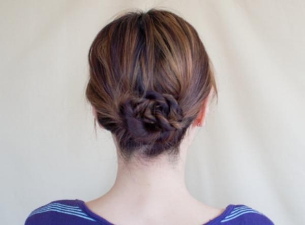 Vlasy sú zo strán súmerne stočené navy-uzol-vlasy-updo-účes