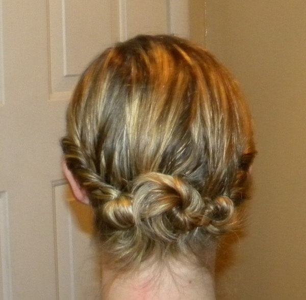 Tri buchty sú vyrobené z nezávislých prameňov tri drdoly-stočené-melír-urobte krk