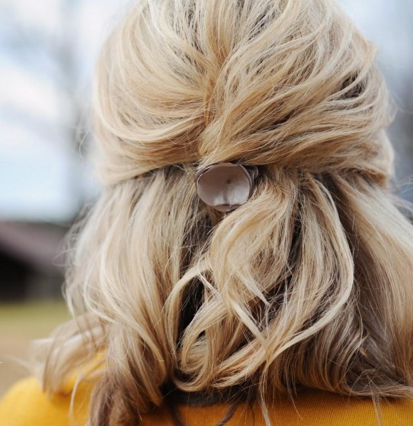 Ležérny účes s ozdobou malého gombíka nedokončený-12-francúzsky-skrútený-účes