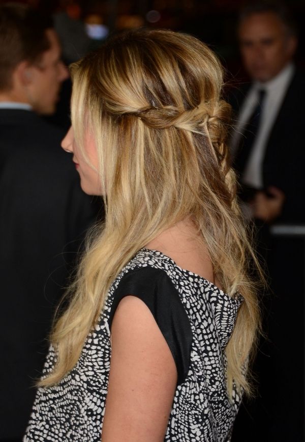 Účes s pootvorenými vlasmi ashley-tisdale-11-updo-účes-pletenec-ležérne