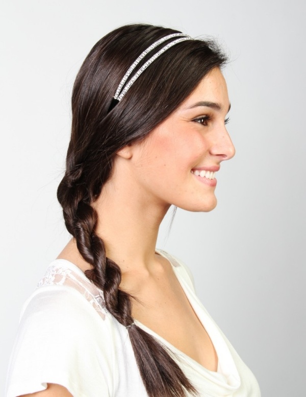 Rozdeľte chvost na dve časti a jednu stočte 13-konský-chvost-účes-skrútené-lano-sami