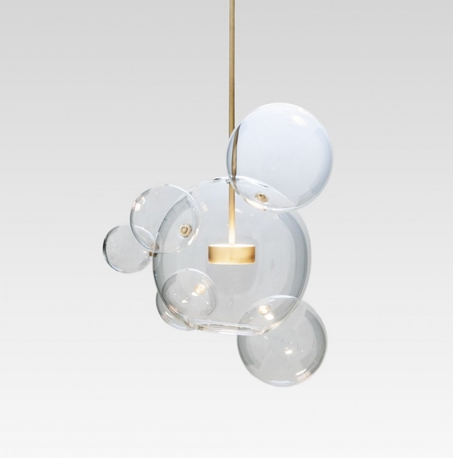 dizajnové svietidlo vyrobené z ručne fúkanej sklenenej mosadze