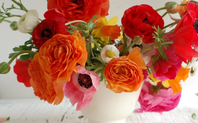 šik-stolná-dekorácia-sasanka-oranžové-ruže