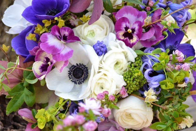 sasanka-jarná kvetina-dekorácia-stôl-nápad