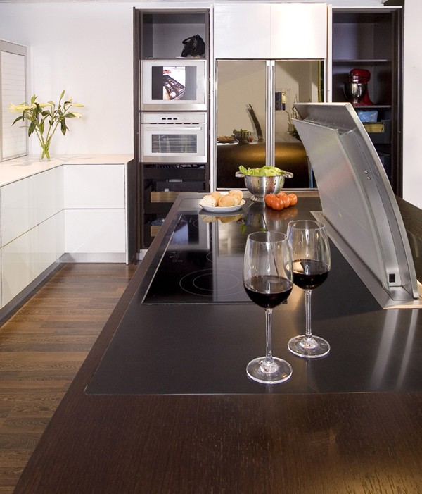 Dynamický dizajn kuchyne s tmavým drevom