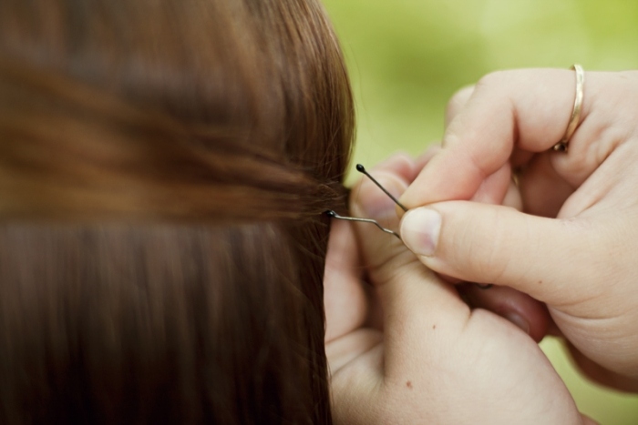 Na zaistenie vlákna použite bobby pin Klip na vlasy na fixáciu prameňa
