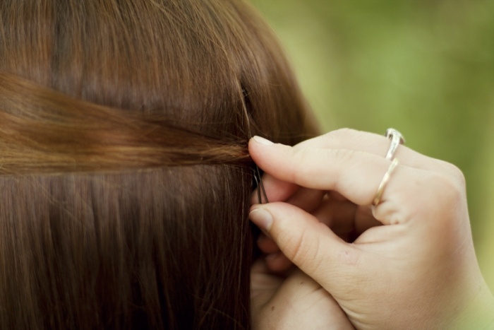 Časť vlasov pripevnená k zadnej časti hlavy Take-a-bobby-pin-pripevnite-časť-vlasov-k-zadnej časti hlavy