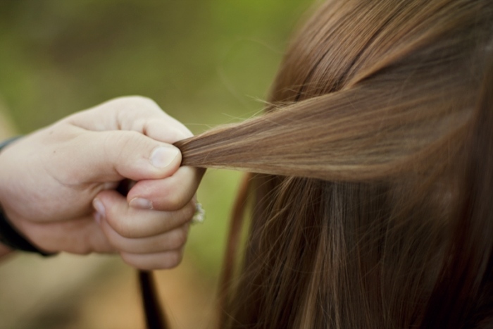Vezmite prameň vlasov na opačnej strane cez ucho Vezmite si vlasy-prameň-na-opačnej strane