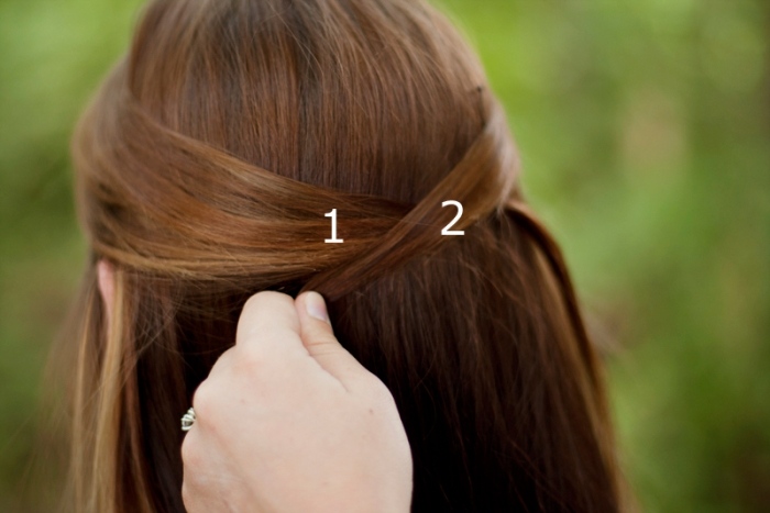 Prekrížte pramene v zadnej časti hlavy pripevnite-krížové vlasy-pramene-na-zadnej-časti-hlavy