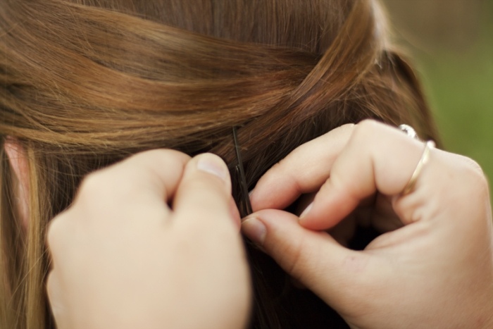 Bobby špendlíky na upevnenie vlasov - trendový doplnok Bobby pins-trendy-doplnky-diy-účes