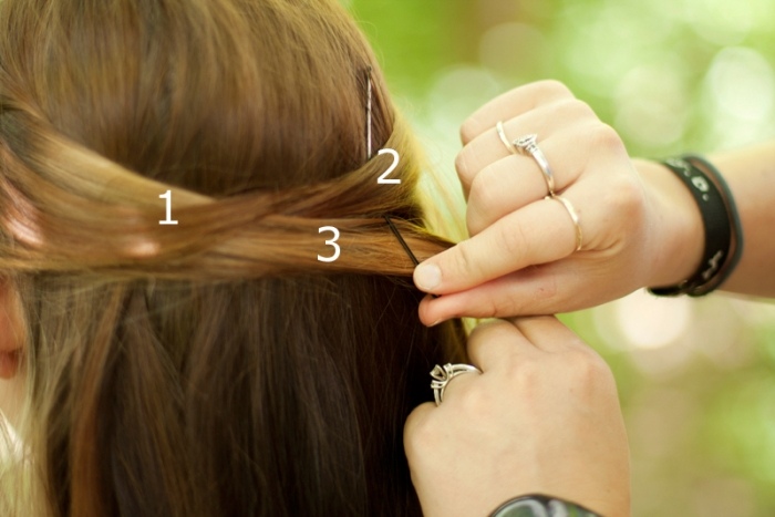 Prekrížte prameň vlasov a opakujte niekoľkokrát opakujte-kríž-vlasy-prameň-niekoľkokrát