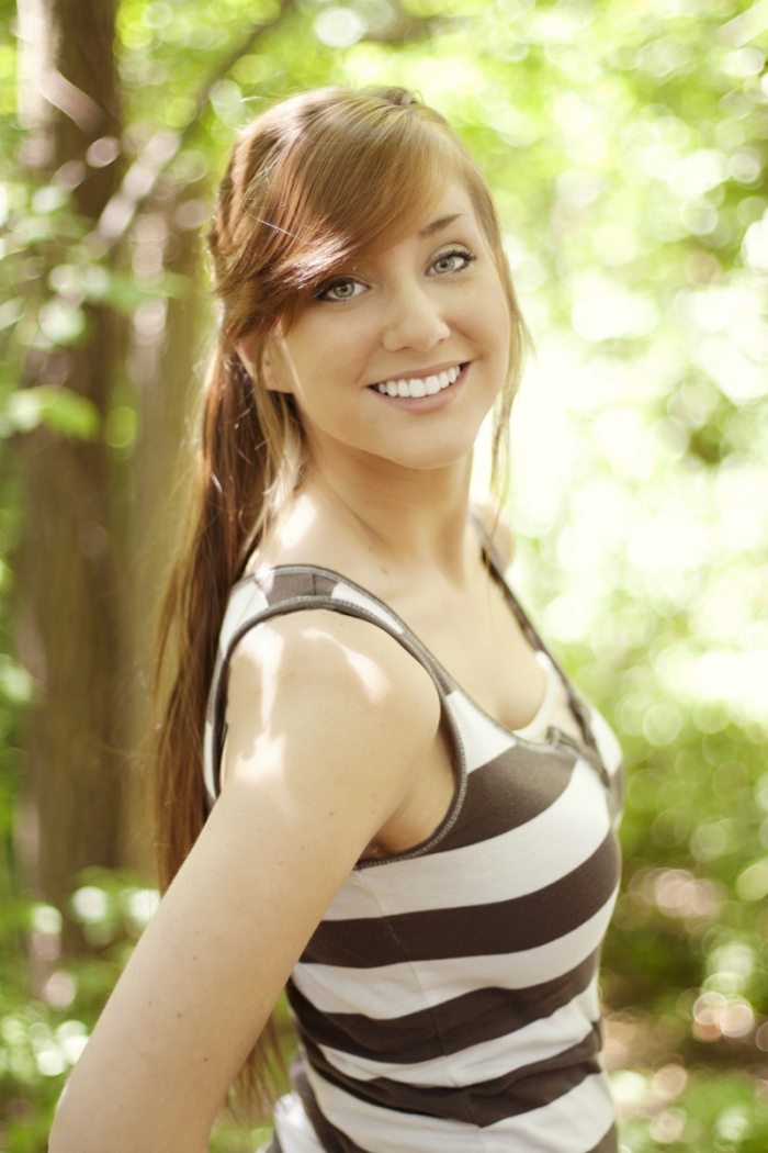 otvorené vlasy - časti vlasov prekrížené v zadnej časti hlavy sekcie s otvorenými vlasmi-chrbtom hlavy-prekríženými vlasmi