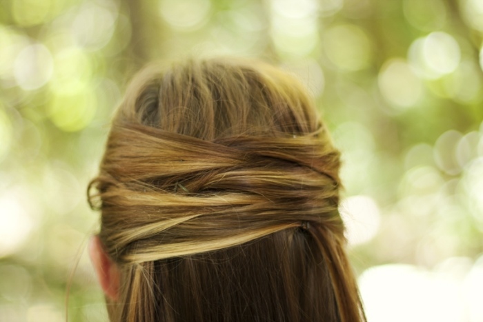 trendový kutilský účes s pokynmi na letný vzhľad na obrázkoch trendy-účes-dotvára-letný-look