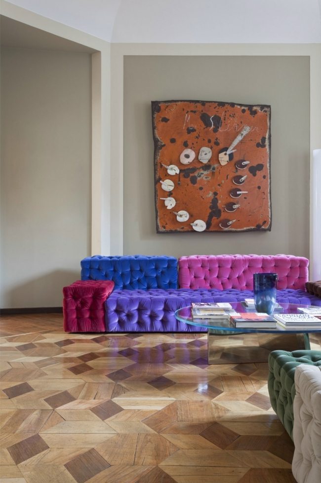 moderný byt v štýle mix prešívanej sedačky, farebné parkety elegantná plochá mix prešívaná sedacia súprava farebných parkiet