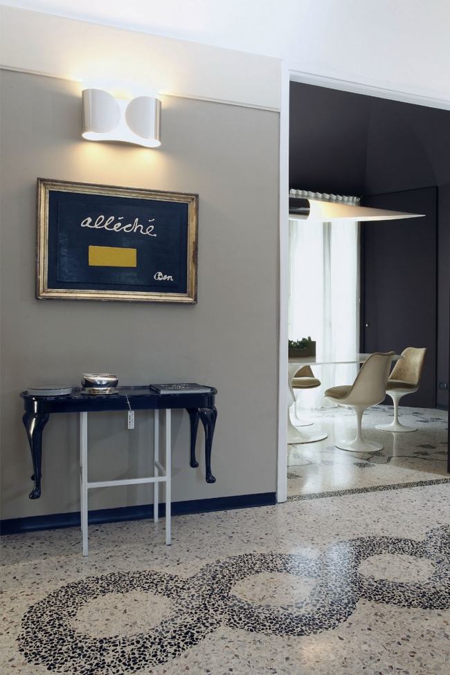 elegantný byt mix štýly nábytok umelecké diela chodba elegantná predsieň mix štýlov nábytku