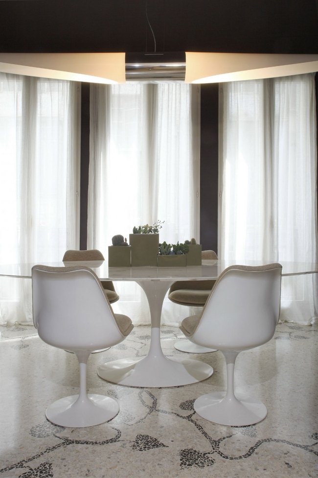moderný byt milánska jedálenská časť biele plastové stoličky Apartmán milánska jedálenská časť biele plastové stoličky