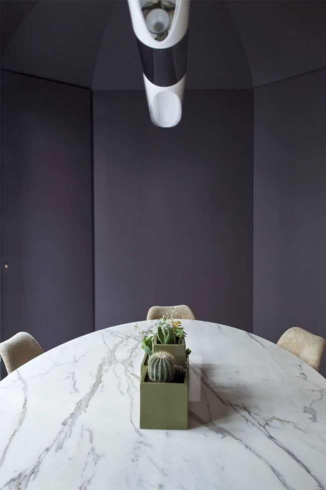 mramorový vrchný jedálenský stôl kaktus tmavosivej steny mramorový jedálenský stôl kaktus tmavosivej steny