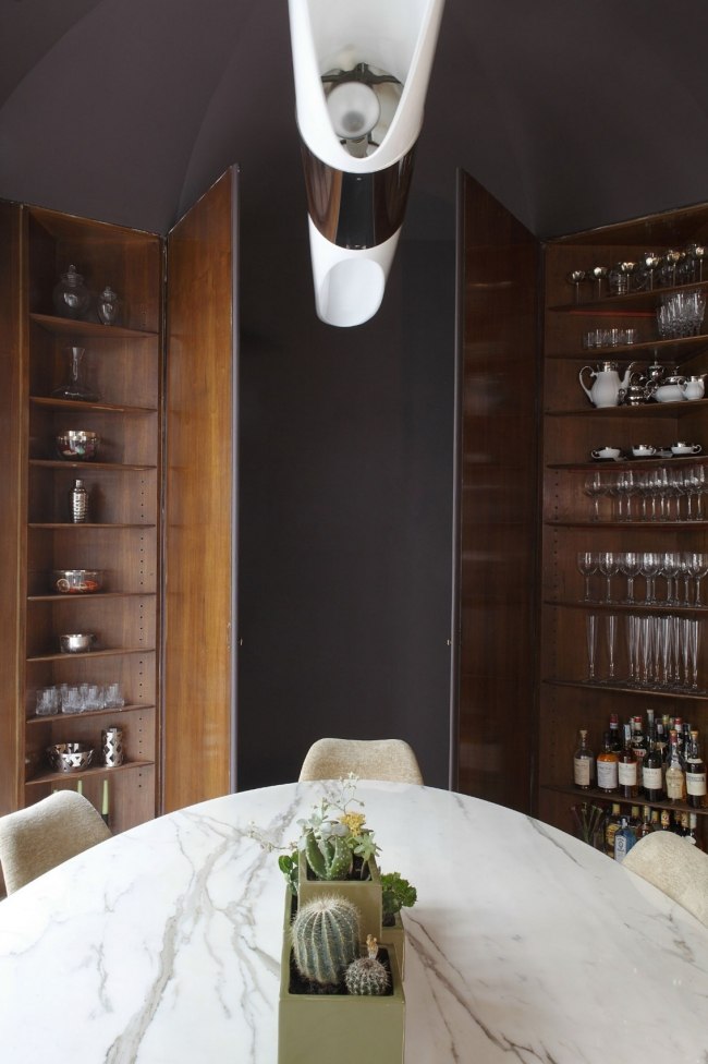 eklektické zariadenie bytu jedálenský kút vstavané skrine eklektický apartmán milánska jedálenská časť vstavané skrine