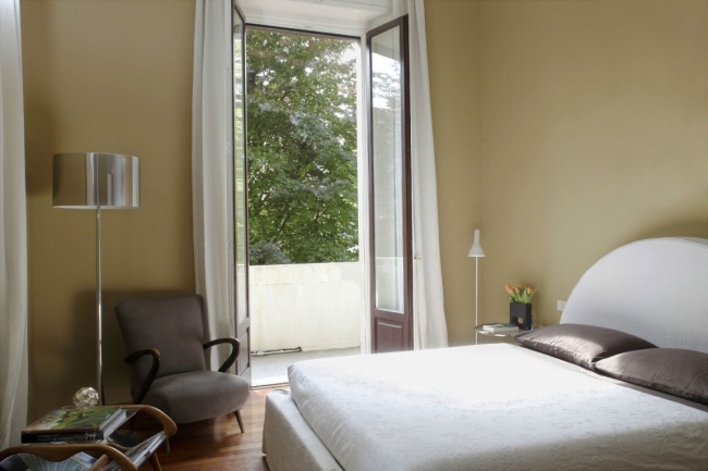 dizajn interiéru bytu spálňa balkón malý elegantný byt milánska spálňa balkón malý