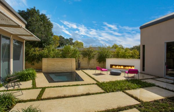 ohnisko bazén terasa tráva medzi nášľapnými kameňmi