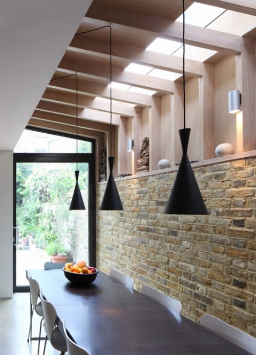 jedálenský kút drevené trámy svetlá tehlová stena