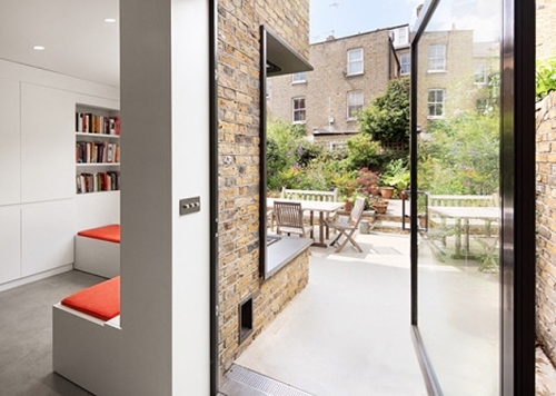 Viktoriánsky dom prerobený vonku na posedenie