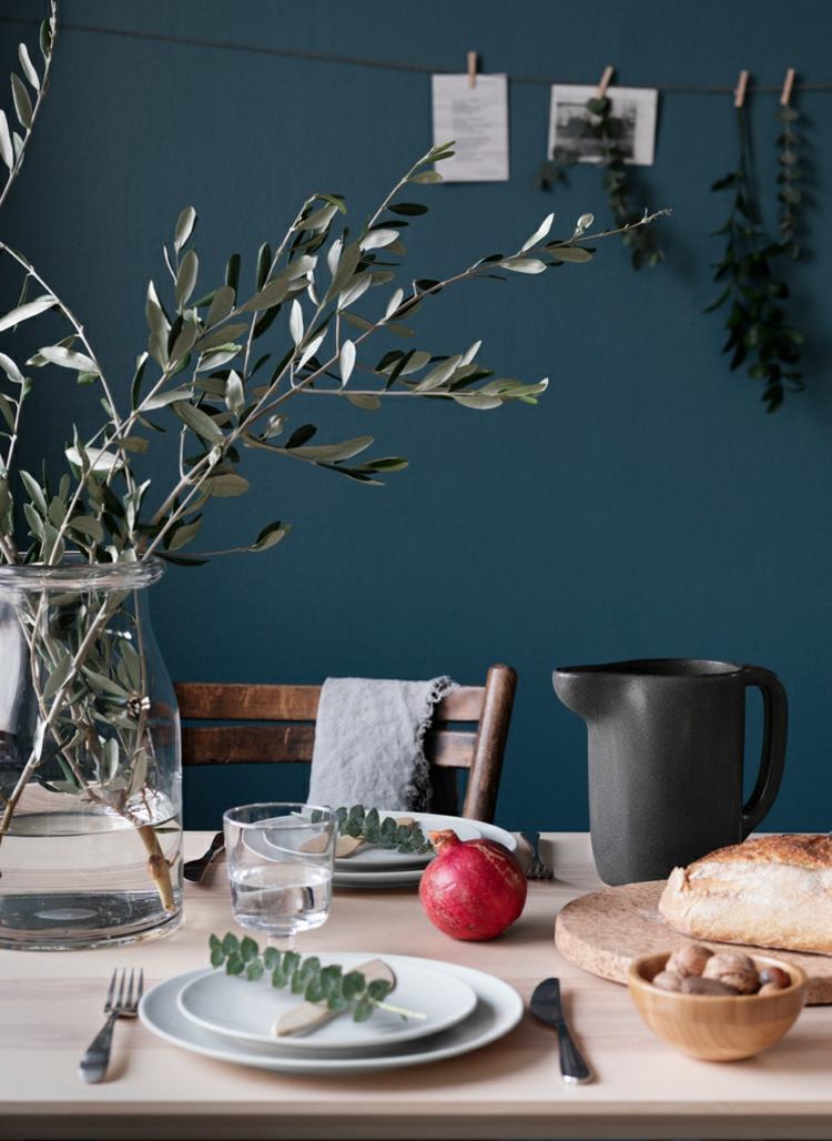 ozdobiť vianočnú veľkú sklenenú vázu jednoduché moderné vetvy listy dekorácia stolu