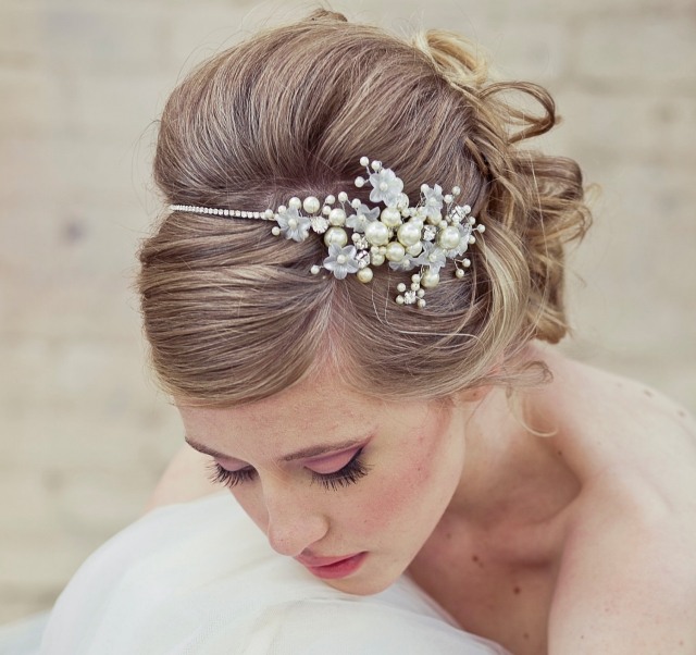 Pearl-and-stones-diadém-up-updo-popruh-šaty