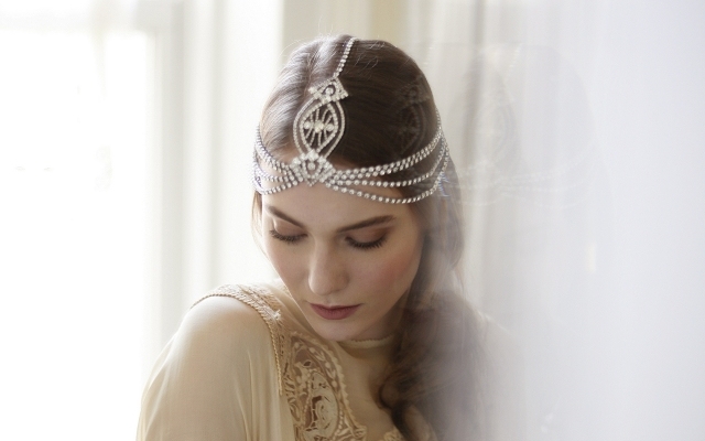 Diadém-svetlo-svadobné-šaty-retro štýl