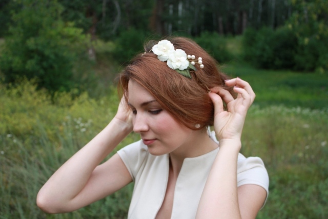 krátke vlasy-čelenka-svadobný účes-park